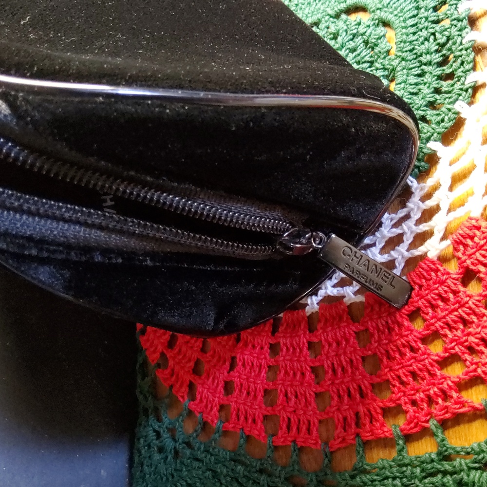 Chanel Parfums Black Velvet Pouch - Picture 8 of 8